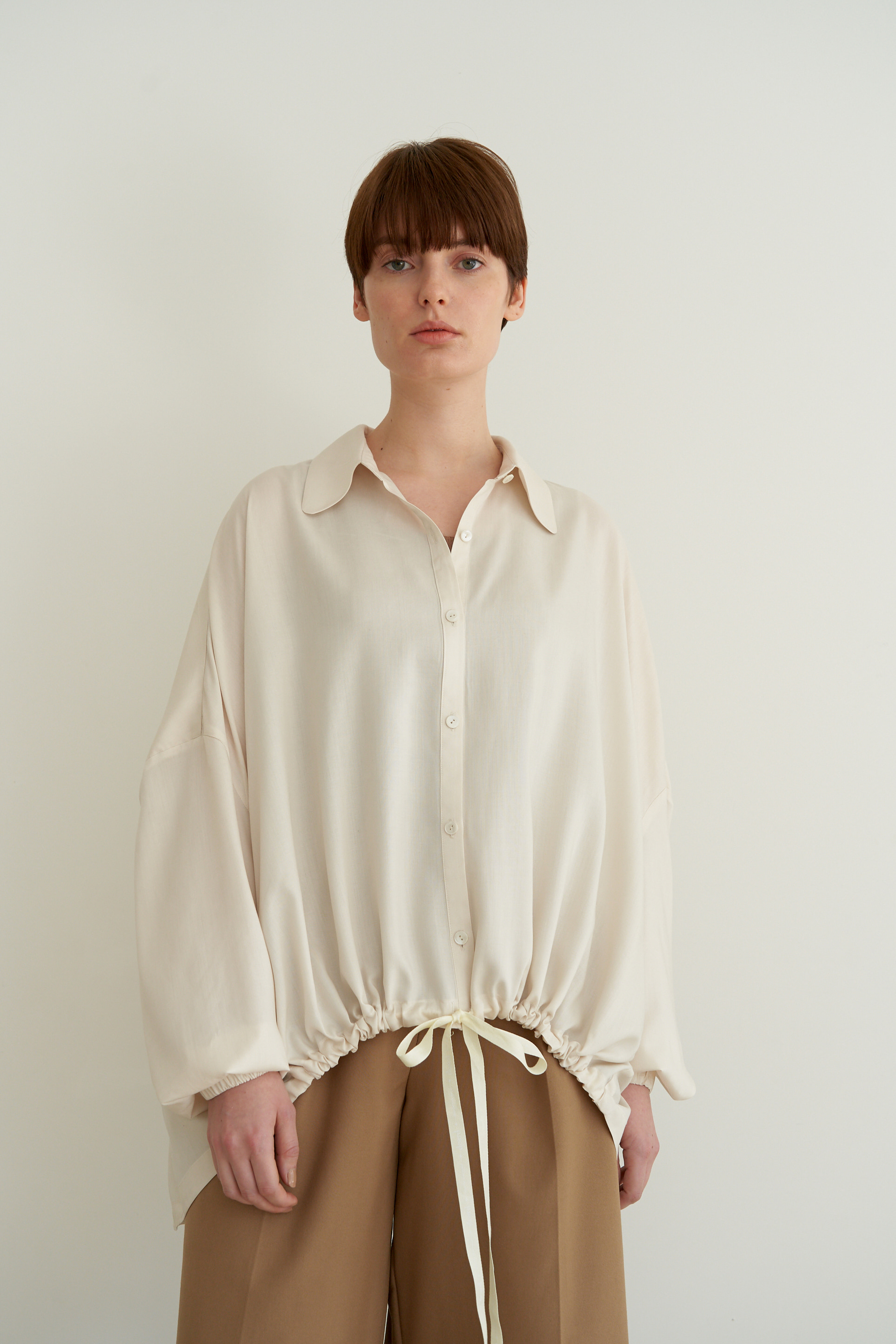 over-fit back shirring point blouse_Ivory